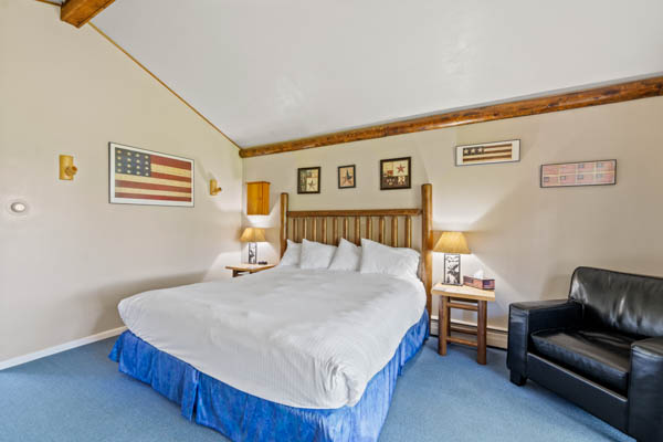 room with king bed, Patriotic decor with unique detailing including cedar log beams.