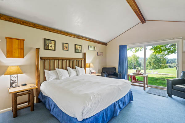 room with king bed, Patriotic decor with unique detailing including cedar log beams.